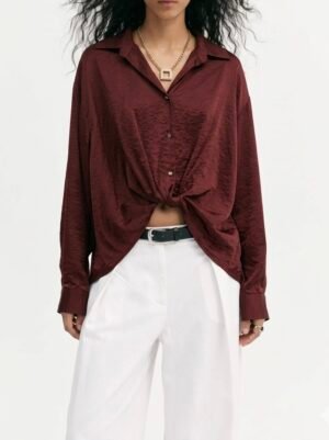 Short-sleeved shirt with a chain, tied at the front